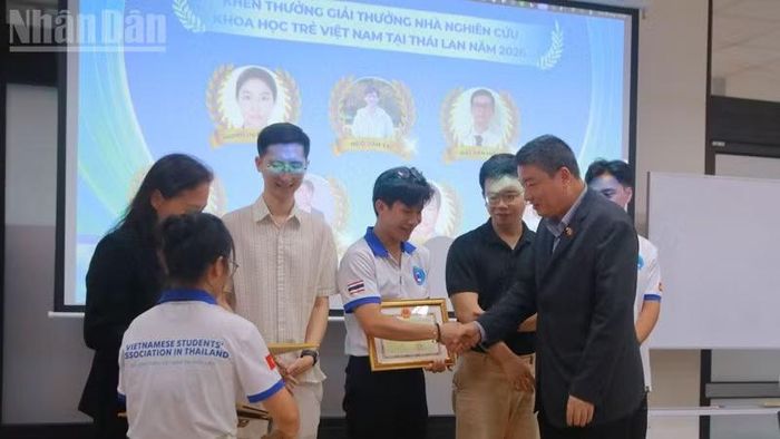 Tuyên dương các cá nhân đạt danh hiệu “Nhà nghiên cứu khoa học trẻ Việt Nam tại Thái Lan”. (Ảnh: Hội Sinh viên Việt Nam tại Thái Lan)