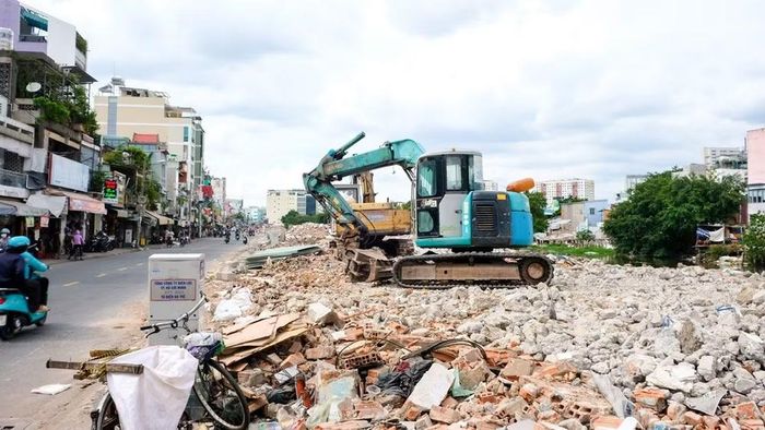  Xà bần (đất đá, bê-tông) do giải phóng mặt bằng từ các dự án chỉnh trang kênh rạch với khối lượng lên đến hàng trăm nghìn m﻿3, các chủ đầu tư cũng chưa biết xử lý như thế nào. (Ảnh: THẾ ANH) 