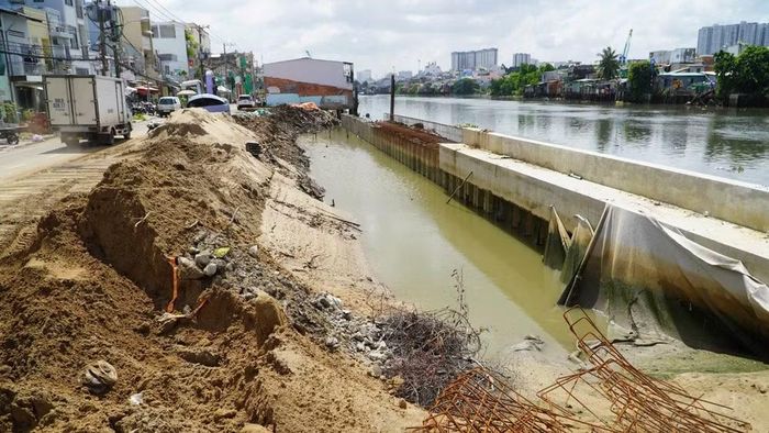 Phần lớn đất, bùn không ô nhiễm phát sinh trong quá trình thi công Dự án cải tạo bờ bắc kênh Đôi chưa có địa điểm tiếp nhận. (Ảnh: VÕ LÊ)