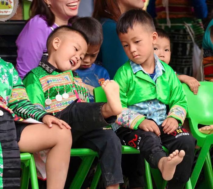 Nét ngây thơ, hồn nhiên của trẻ em vùng cao Sơn Thủy. (Ảnh: KIM CÚC)