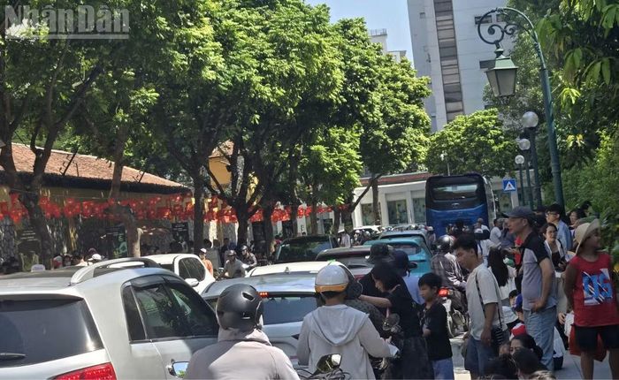 Tình trạng rất đông du khách tham quan Di tích lịch sử Nhà tù Hỏa Lò trong dịp nghỉ lễ này khiến cho giao thông khu vực này nhiều lúc cũng bị ùn tắc.