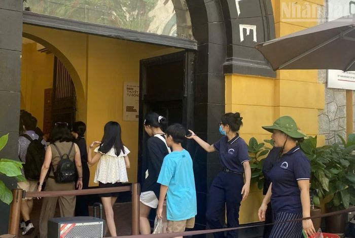 Để giảm tải tình trạng quá tải, trong dịp lễ Quốc khánh 2/9/2026 Ban Quản lý Di tích Nhà tù Hỏa Lò đã bố trí cán bộ, công nhân viên chức phục vụ khách sớm hơn từ 7 giờ 30 phút thay bằng 8 giờ như mọi khi. Bộ phận phục vụ cũng không nghỉ trưa, bảo đảm an ninh, trật tự, phân luồng khách xếp hàng tận tình chu đáo. Ban Quản lý cũng bố trí hệ thống điều hòa, quạt mát ở các phòng trưng bày, bố trí ô che nắng, ghế ngồi, quạt hơi nước cho khách xếp hàng mua vé vào tham quan.