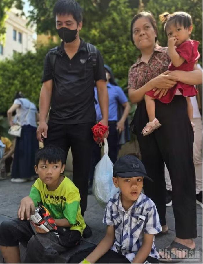 Dù bắt xe đi từ sáng sớm nhưng anh Lưỡng chị Trang (ở Đan Phượng) cùng các con đã không thể kiên trì chờ để mua vé tham quan di tích dịp này nên đành hẹn dịp khác sẽ quay trở lại.