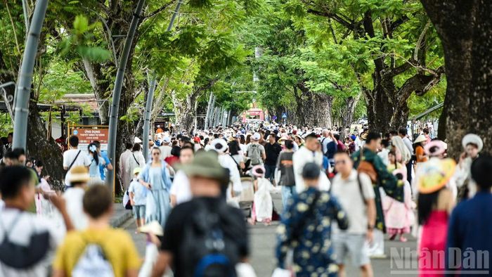 Con đường dẫn vào Đại Nội đông đúc du khách. (Ảnh: THANH TÂM)