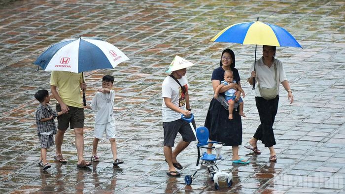Tuy có mưa nhẹ nhưng không làm mất đi vẻ hấp dẫn của Đại Nội với du khách. (Ảnh: THANH TÂM)