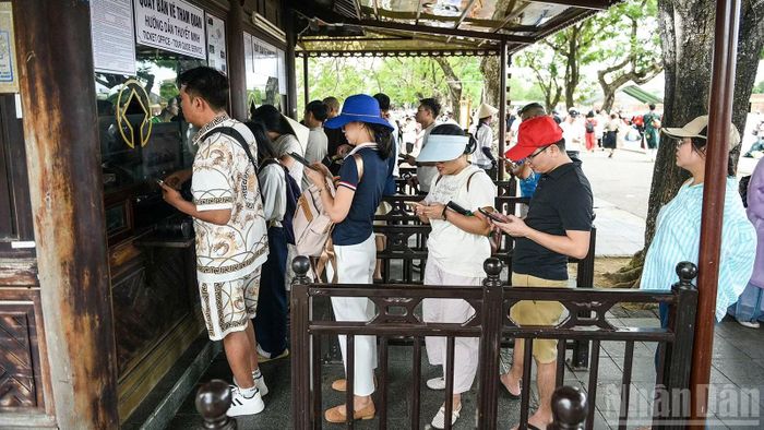 Xếp hàng mua vé vào tham quan. (Ảnh: THANH TÂM)