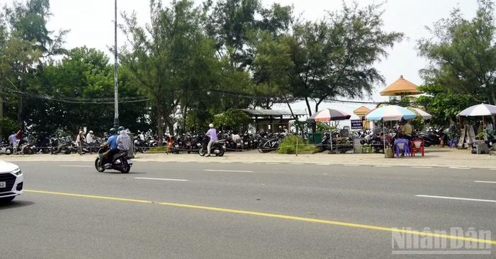 Một bãi giữ xe trên dốc Nghinh Phong sáng 1/9. (Ảnh: LÊ ĐÌNH THÌN)