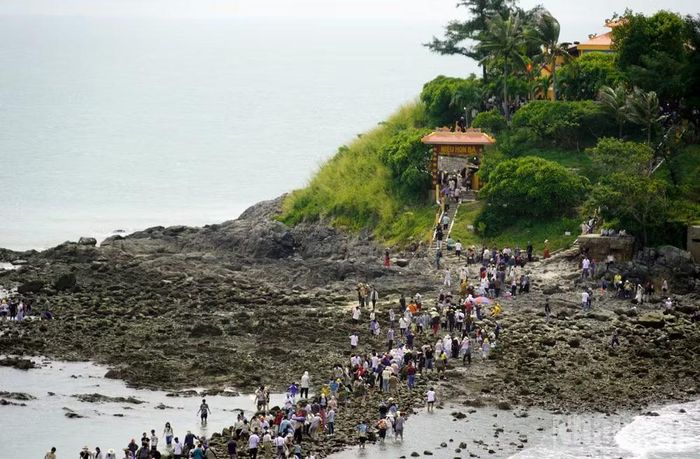 Du khách thập phương đi bộ trên con đường ra miếu Hòn Bà sáng 1/9. (Ảnh: LÊ ĐÌNH THÌN)