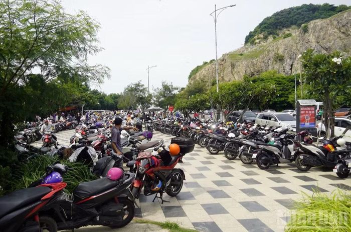 Một bãi trông giữ xe trên dốc Nghinh Phong sáng 1/9. (Ảnh: LÊ ĐÌNH THÌN)