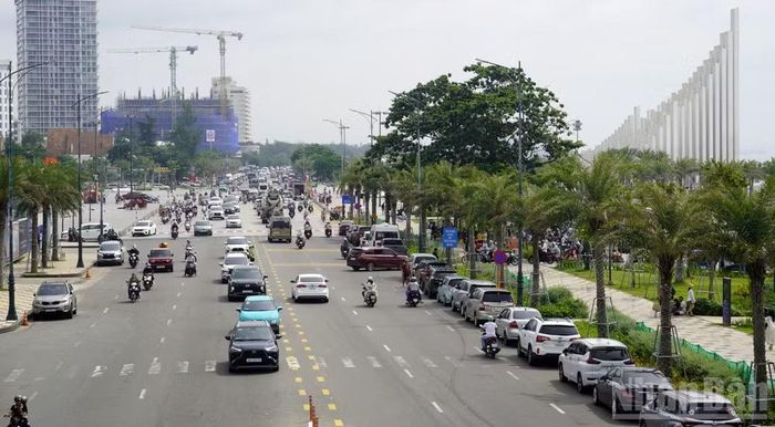 Dòng xe cộ trên đường Thùy Vân sáng 1/9. (Ảnh: LÊ ĐÌNH THÌN)