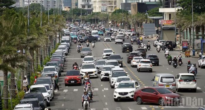 Xe cộ lưu thông trên đường Thùy Vân sáng 1/9. (Ảnh: LÊ ĐÌNH THÌN)