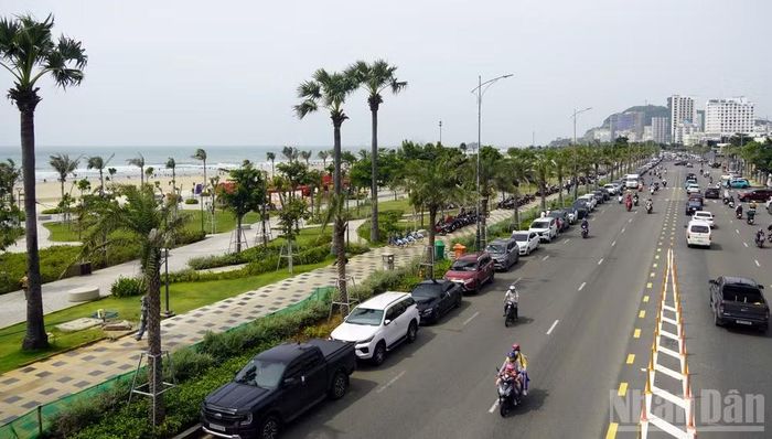 Xe ô-tô đậu dài trên đường Thùy Vân sáng 1/9. (Ảnh: LÊ ĐÌNH THÌN)