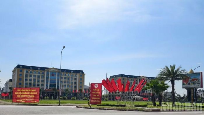 Cờ hoa rực rỡ tại phường Tân Tiến. (Ảnh: A.T)