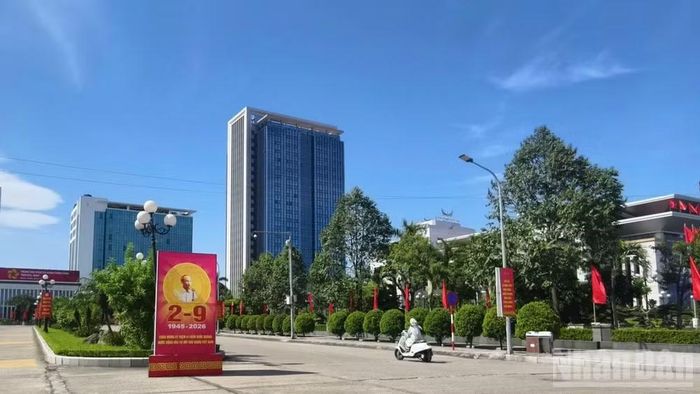 Cờ hoa rực rỡ trong nắng thu tại phường Bắc Giang. (Ảnh: A.T)