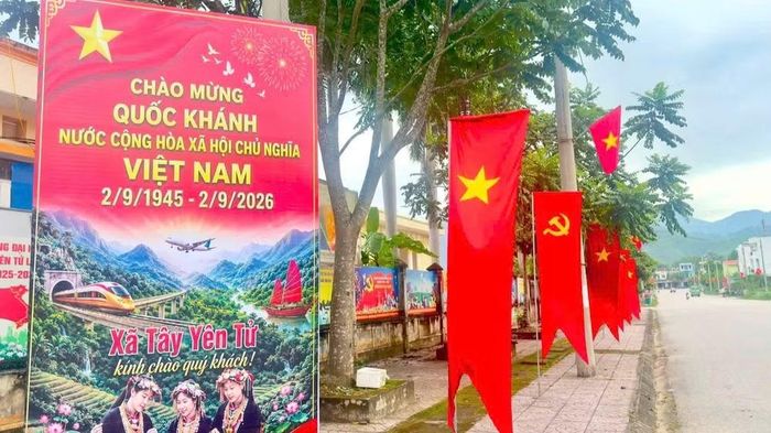 Tuyến đường chính xã vùng cao Tây Yên Tử rực trong sắc cờ. (Ảnh: CTV)