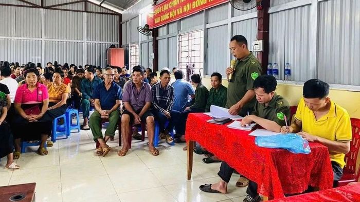 Chính quyền bản họp phổ biến chủ trương khám, chữa bệnh miễn phí của nhà nước cho bà con nhân dân. (Ảnh: TRẦN TUẤN)