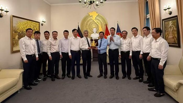 Đoàn công tác tỉnh Phú Thọ đến thăm, làm việc và trao quà kỷ niệm tặng cán bộ Đại sứ quán Việt Nam tại Cộng hòa Liên bang Đức. (Ảnh: Đại sứ quán Việt Nam tại Cộng hòa Liên bang Đức cung cấp)