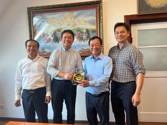 Dịp này, Đoàn công tác đến thăm, làm việc với Tập đoàn Đồng Xuân, Trung tâm thương mại Đồng Xuân. (Ảnh: Đại sứ quán Việt Nam tại Cộng hòa Liên bang Đức cung cấp)