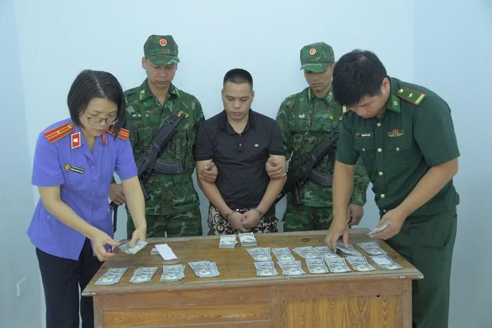 Lực lượng chức năng kiểm tra tang vật. (Ảnh: LÝ NHẤT)
