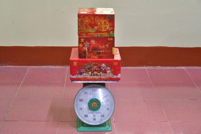 Số lượng pháo hoa nổ bị thu giữ có tổng trọng lượng 15kg. (Ảnh: LÝ NHẤT)