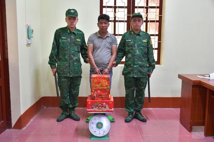 Đối tượng Đào cùng tang vật là pháo hoa nổ. (Ảnh: LÝ NHẤT)