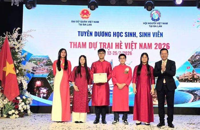 Đại sứ Hà Hoàng Hải trao giấy khen cho 5 học sinh, sinh viên tham dự Trại hè Việt Nam năm 2026. (Ảnh: Đại sứ quán Việt Nam tại Ba Lan cung cấp)