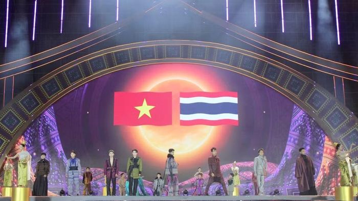 Trong đêm hội thổ cẩm, còn diễn ra màn trình diễn các trang phục của các nước Lào, Thái Lan, Hàn Quốc… với chất liệu thổ cẩm. (Ảnh: QUỐC TUẤN)