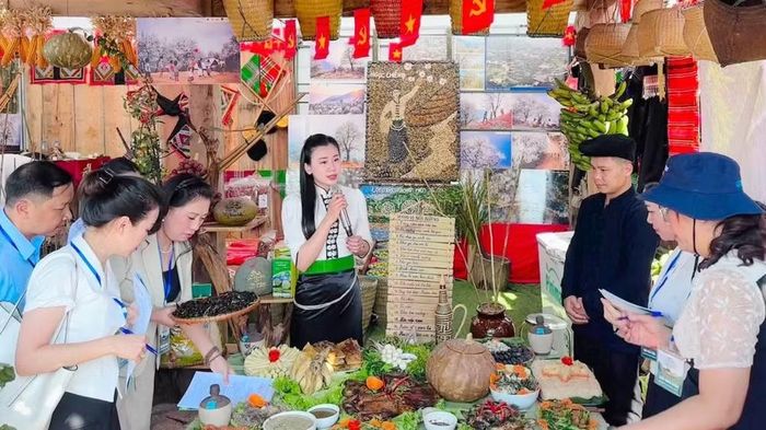 Các thành viên Ban tổ chức chấm điểm phần thi trình bày, giới thiệu ẩm thực dân tộc xã Ngọc Chiến. (Ảnh: QUỐC TUẤN)