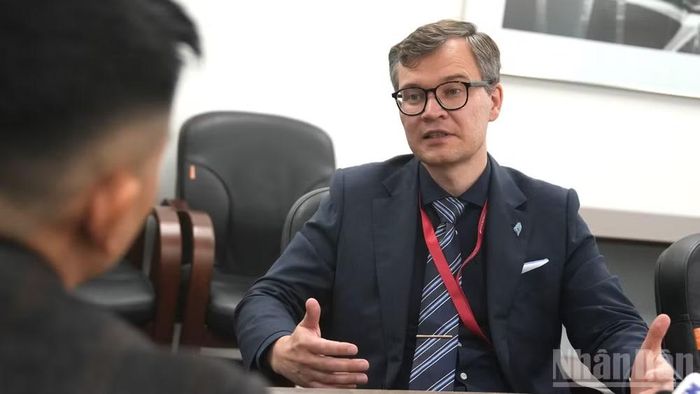 Ông Evgeny Vlasov trả lời phỏng vấn phóng viên Báo Nhân Dân. (Ảnh: THANH TRAI)