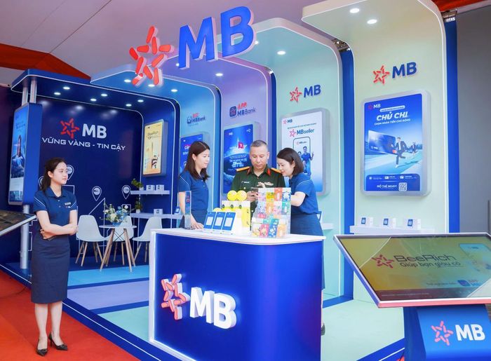 Khách hàng trải nghiệm các sản phẩm tài chính của Ngân hàng Thương mại cổ phần Quân đội (MB). Ảnh: THANH LỊCH