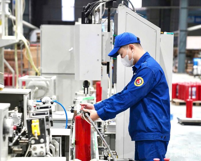 Công nhân Nhà máy kiểm tra chất lượng an toàn bình chữa cháy. 