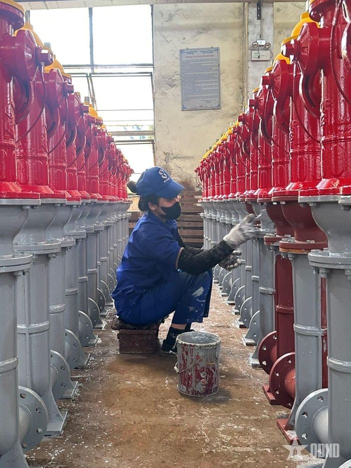 Công nhân Nhà máy sơn các trụ nước chữa cháy. 