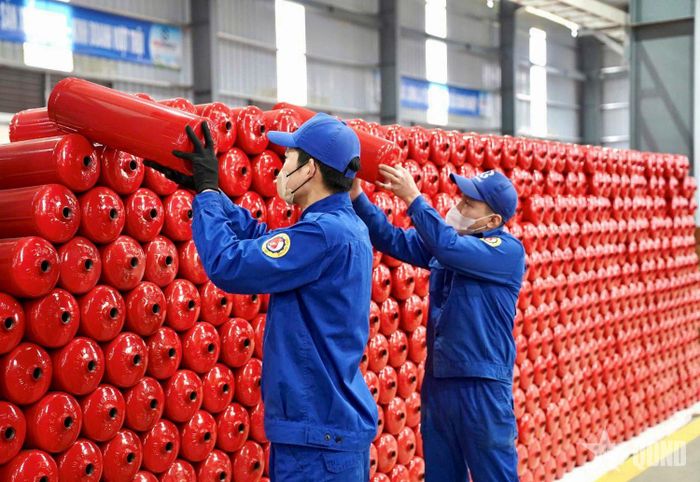  Sắp xếp bình chữa cháy trong kho.
