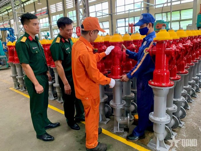  Kiểm tra trụ nước chữa cháy tại Nhà máy Z183 trước khi bàn giao. 