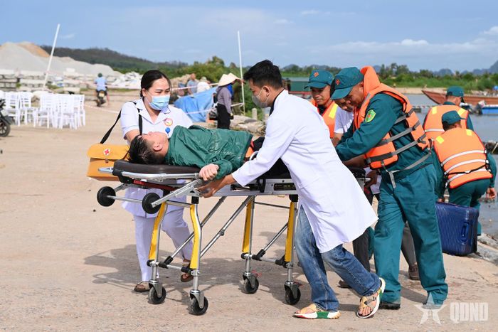 Phường Cẩm Phả thực hành sơ tán nhân dân, cứu hộ người và phương tiện gặp sự cố trên biển. 