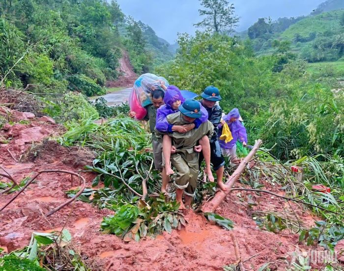 Lực lượng dân quân tại chỗ kịp thời đưa người dân ra khỏi khu vực nguy hiểm. Ảnh: NGUYỄN THU