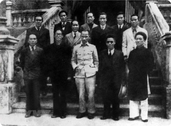 Chủ tịch Hồ Chí Minh và các thành viên Hội đồng Chính phủ Lâm thời nước Việt Nam Dân chủ Cộng hòa ra mắt sau phiên họp đầu tiên, sáng 3-9-1945. Tại phiên họp này, Chủ tịch Hồ Chí Minh đã đặt vấn đề về sự cần thiết phải có một bản Hiến pháp dân chủ cho nước Việt Nam.