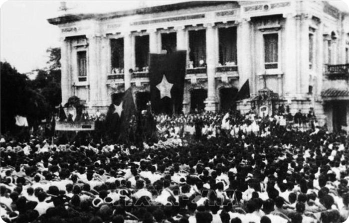 Sáng 19-8-1945, người dân Hà Nội và các tỉnh lân cận kéo về Quảng trường Nhà hát Lớn Hà Nội, dự lễ mít tinh hưởng ứng cuộc Tổng khởi nghĩa giành chính quyền.