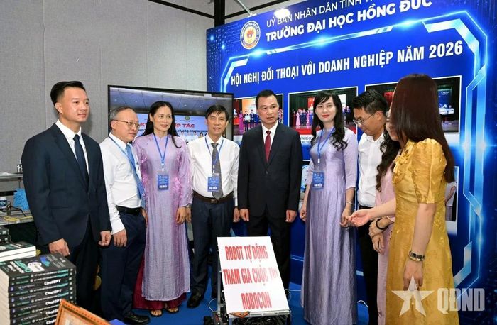 Đồng chí Tô Anh Dũng, Chủ tịch UBND tỉnh Thanh Hóa (đứng giữa) tại Hội nghị Đối thoại doanh nghiệp ngày 27-8-2026. 