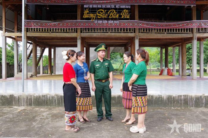  Cán bộ, chiến sĩ BĐBP bám địa bàn thăm hỏi đồng bào.  