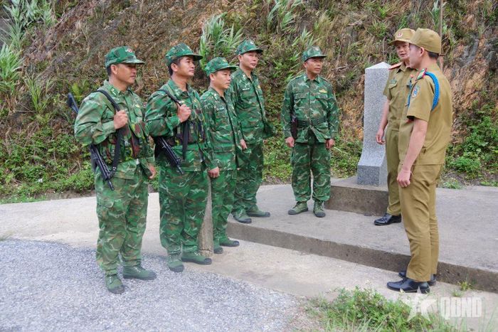     Lực lượng BĐBP trao đổi tình hình với lực lượng chức năng của bạn Lào. 