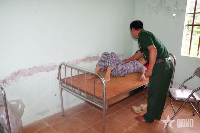      Trung tá QNCN Nguyễn Danh Hưng, Quân y Đồn Biên phòng Phúc Sơn chăm sóc sức khỏe người dân. 