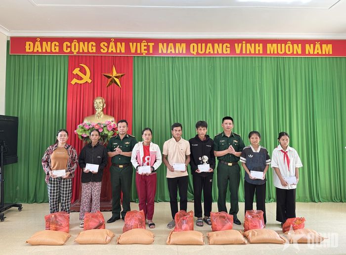 Hình ảnh Đồn Biên phòng Làng Mô tặng quà bà con được cán bộ, nhân viên lan tỏa trên các tài khoản cá nhân, góp phần lan tỏa văn hóa Bộ đội Cụ Hồ trong nhân dân. 