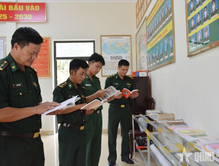  Cán bộ, nhân viên, chiến sĩ Đồn Biên phòng Làng Mô xem sách trong giờ nghỉ, lan tỏa tinh thần học tập trên địa bàn biên giới.