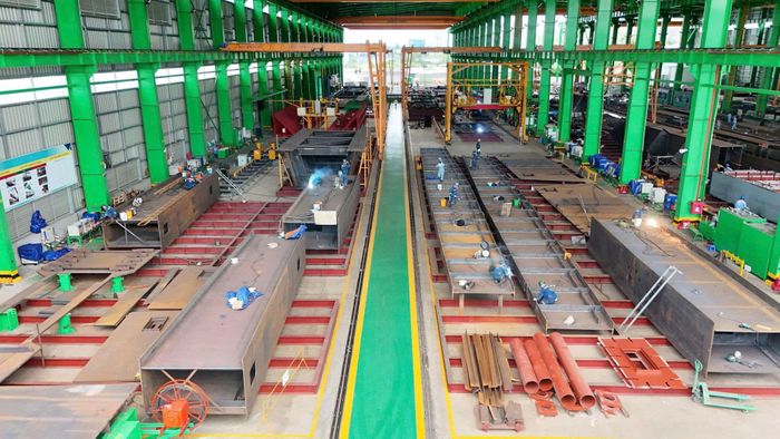 Kết cấu phục vụ cầu chính được gia công tại nhà máy.