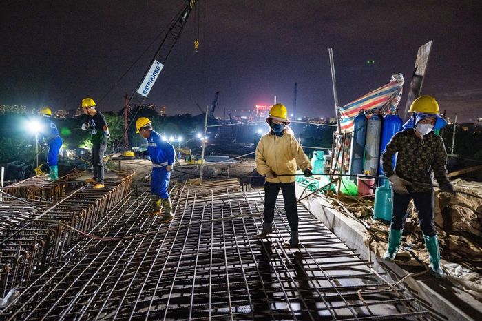 Các mũi thi công cả ngày và đêm trên công trường.