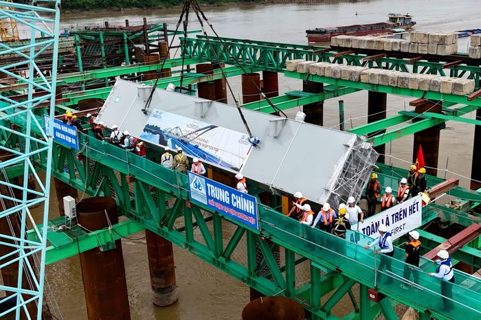 Đưa cấu kiện phục vụ thi công dầm của cầu Trần Hưng Đạo vào vị trí lắp dựng.