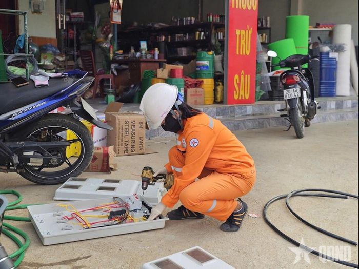 Bằng trí tuệ, trách nhiệm, sự tận tâm, những người phụ nữ ở Công ty Điện lực Thái Nguyên ngày càng tham gia vào những công việc đòi hỏi kỹ thuật cao.