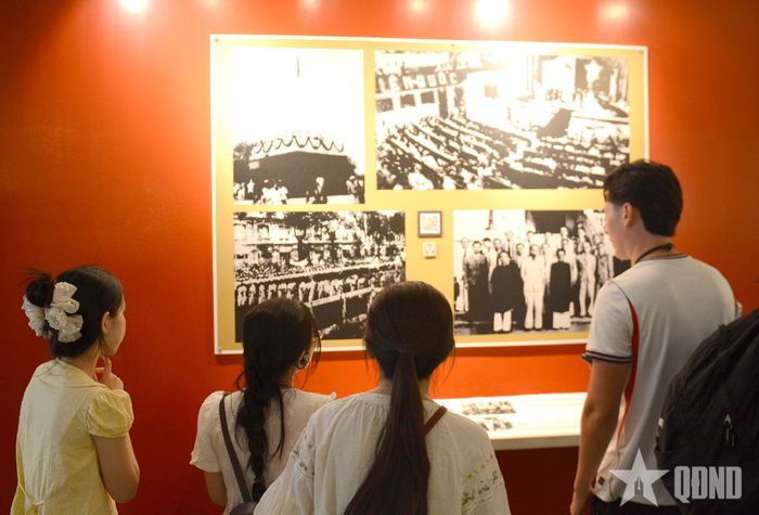 Những hình ảnh, tư liệu về mùa Thu lịch sử năm 1945 giúp người xem hiểu thêm về chặng đường đấu tranh giành độc lập của dân tộc.