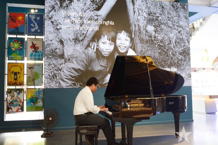 Du khách thưởng thức những giai điệu hòa bình qua tiếng đàn piano ngay trong không gian bảo tàng.